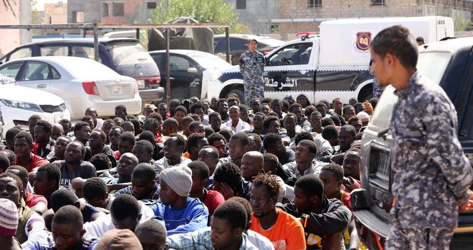 Afričtí uprchlíci zadržení v Libyi: Je mezi nimi i mnoho Senegalců.