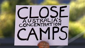 Uprchlickou krizi řeší i Austrálie. Běžence se snaží držet v táborech na okolních ostrovech. Řada Australanů s tím ale nesouhlasí.