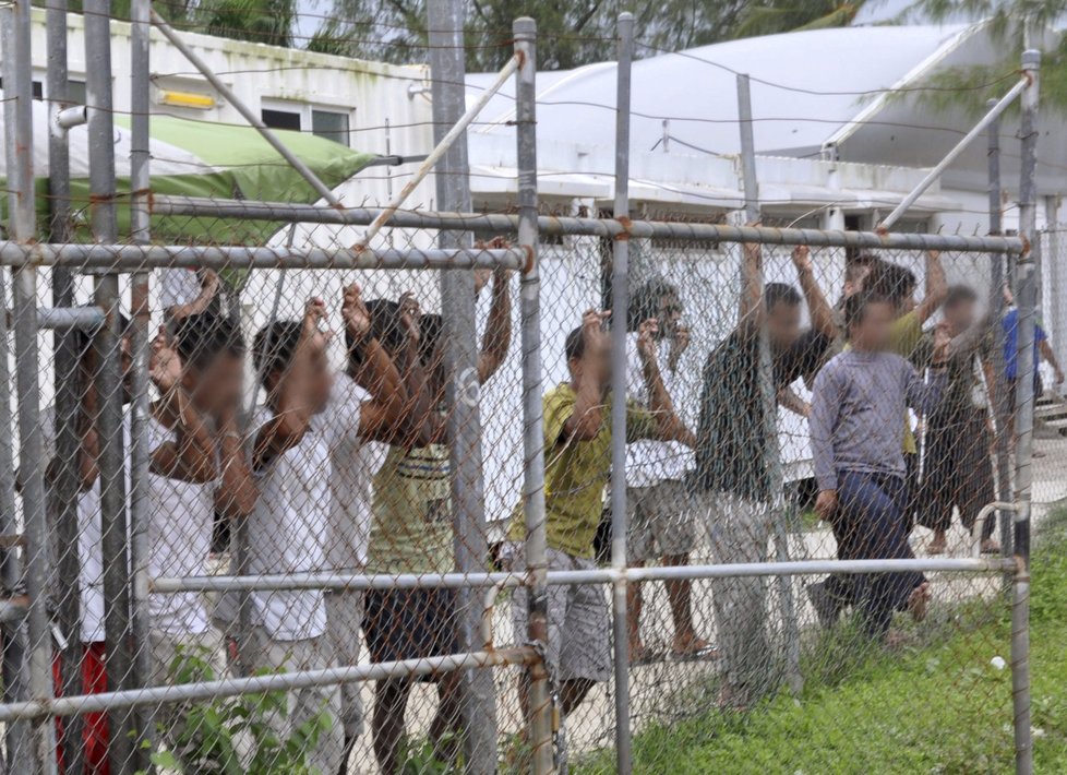Uprchlickou krizi řeší i Austrálie. Běžence se snaží držet v táborech na okolních ostrovech. Řada Australanů s tím ale nesouhlasí.