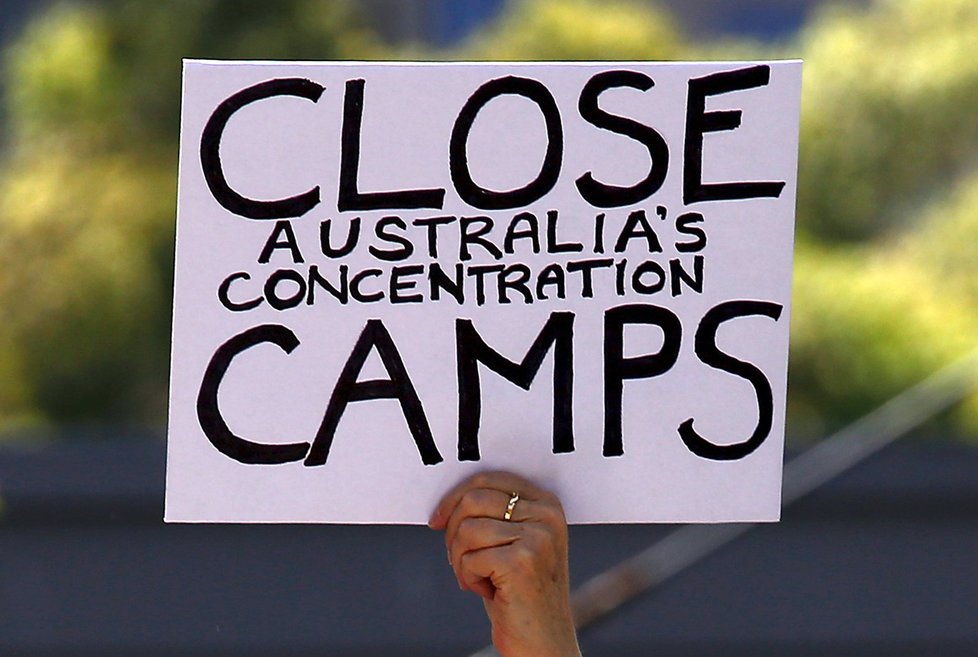 Ochránci lidských práv za zrušení táborů mnohokrát demonstrovali.