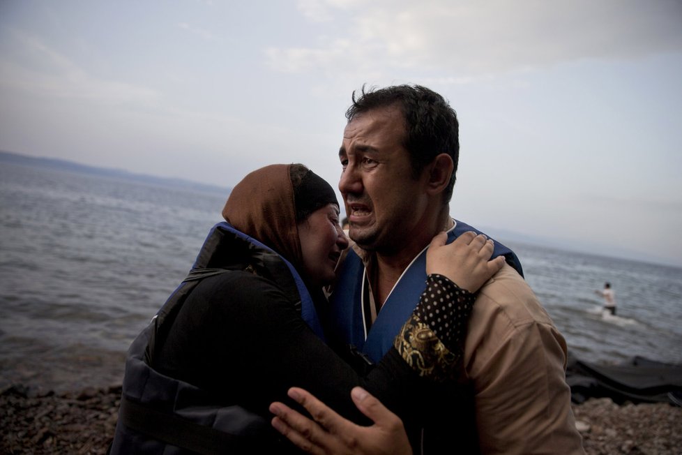 Uprchlíci na řeckém ostrově Lesbos, afghánská žena a její muž přijeli z Turecka