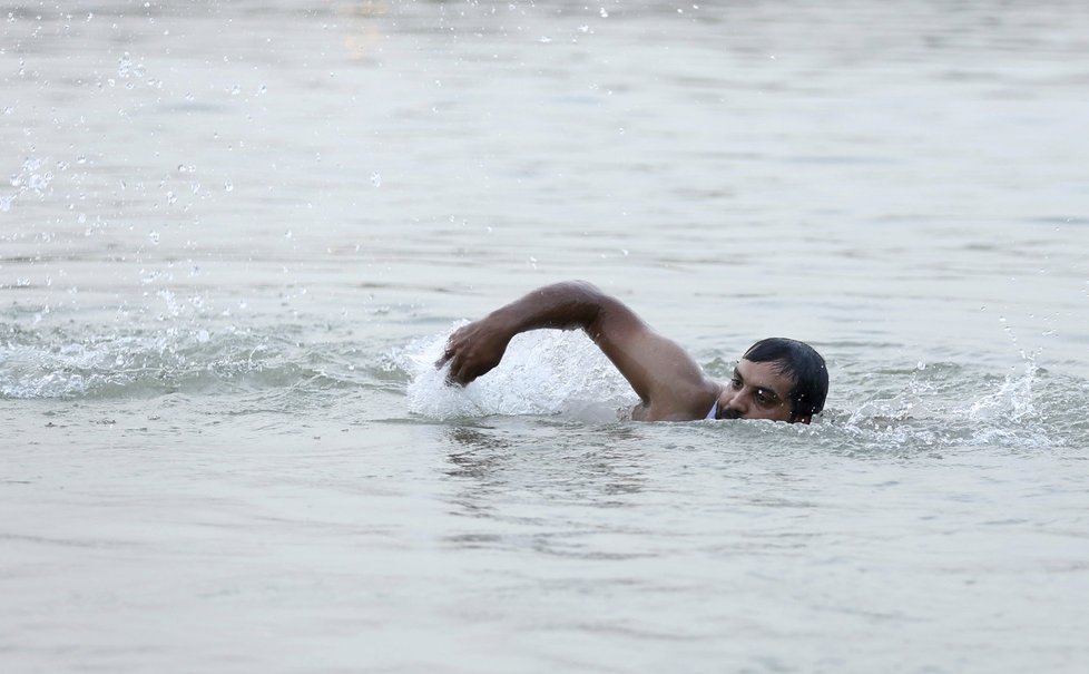 Mustafa Jassim Mohammed (29) trénuje i se zmrzačenou rukou na řece Tigris, aby byl připravený na nástrahy Středozemního moře.