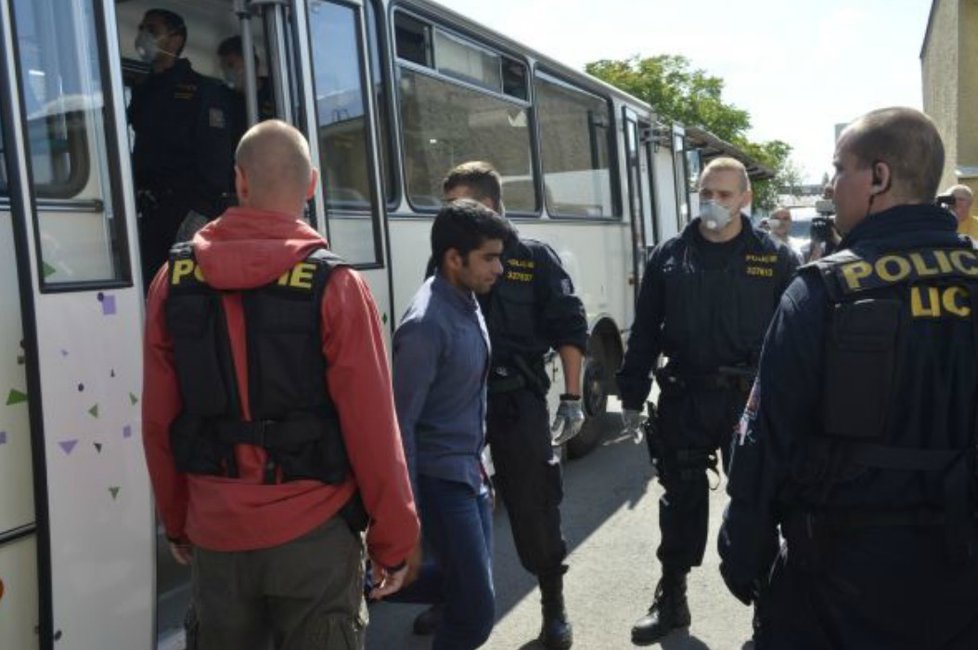 Uprchlíky odvezly za asistence policie autobusy.