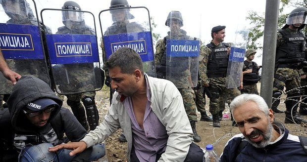Další čeští policisté míří vstříc migrantům. 25 mužů odjede do Makedonie