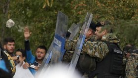 Makedonská policie se na hranicích střetla s tisícovkami migrantů.
