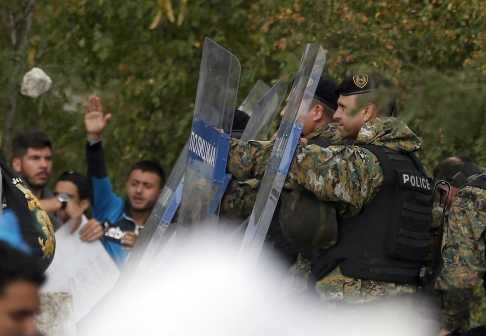 Makedonská policie se na hranicích střetla s tisícovkami migrantů.