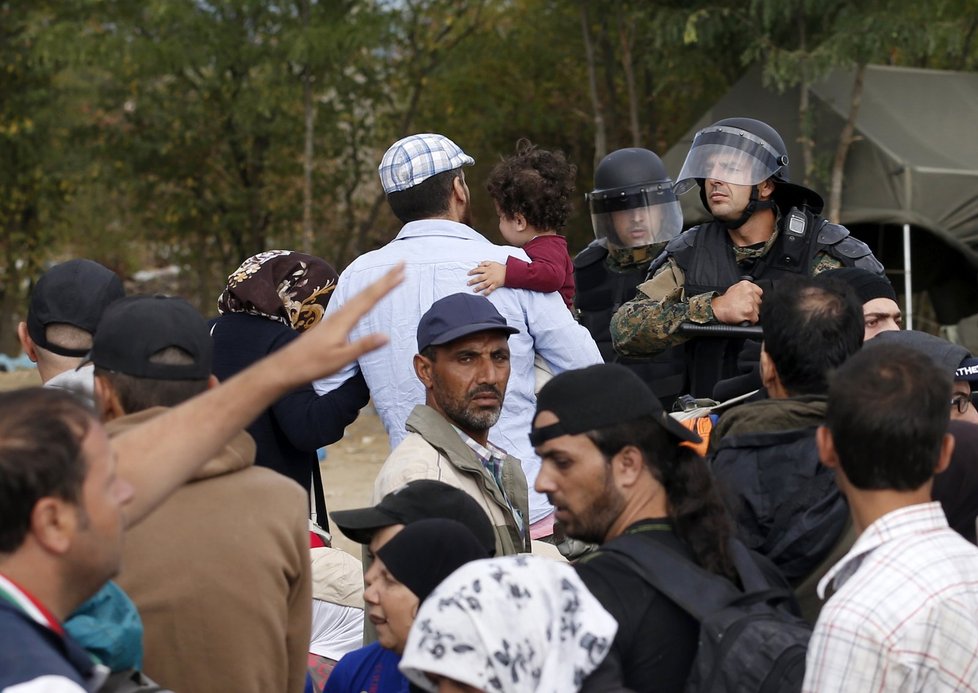 Makedonská policie se na hranicích střetla s tisícovkami migrantů.