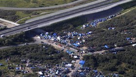 Letecký pohled na provizorní uprchlický tábor v Calais