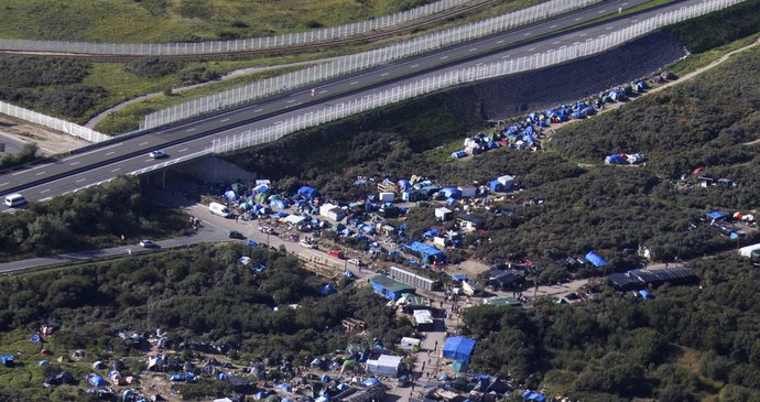 Letecký pohled na provizorní uprchlický tábor v Calais
