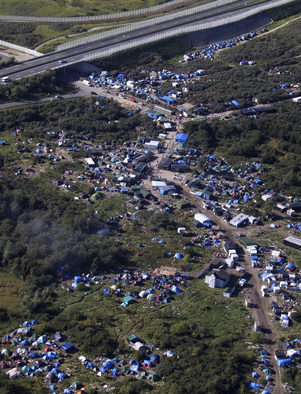 Letecký pohled na provizorní uprchlický tábor v Calais