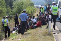 Policie zadržela přes 100 běženců. Polovina se jich mačkala v jedné dodávce