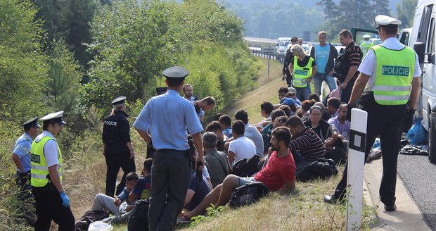 Policie zadržela přes 100 běženců. Polovina se jich mačkala v jedné dodávce