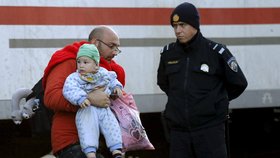Rakouský policista a migrant s dítětem