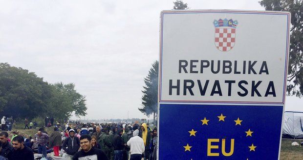 Chorvatskem už prošlo přes 100 tisíc běženců, obcházejí maďarský plot