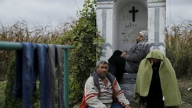 Uprchlíci na srbsko-chorvatské hranici: Chvíle odpočinku u drobné sakrální památky