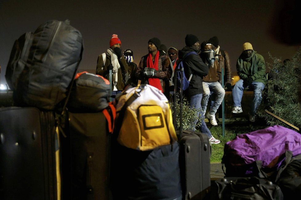 Uprchlíci opouštějí takzvanou Džungli, tábor ve francouzském Calais.