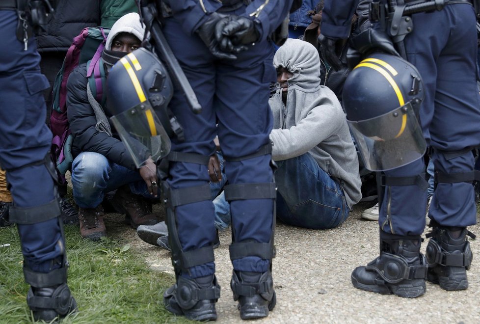 Uprchlíci opouštějí takzvanou Džungli, tábor ve francouzském Calais.