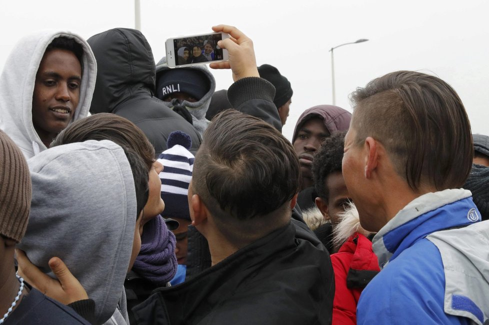 Uprchlíci opouštějí takzvanou Džungli, tábor ve francouzském Calais.