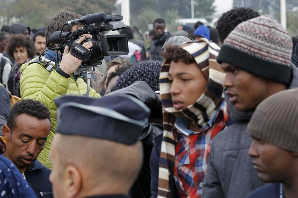 Uprchlíci opouštějí takzvanou Džungli, tábor ve francouzském Calais.