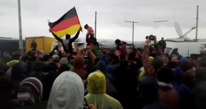 Dav uprchlíků skandoval „Mama Merkel“. A hledal, kudy do Evropy