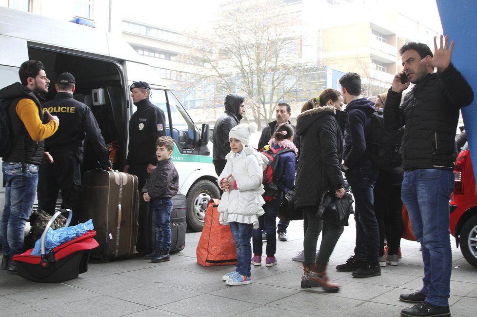 Iráčtí uprchlíci chtěli do Německa, ale chytili je u hranic. Přenocovali v Ústí v hotelu a odvezli je na služebnu.