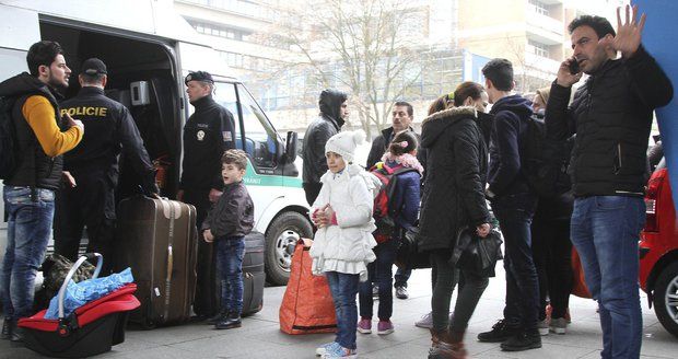 První čtyři uprchlíci z bruselských kvót jsou v Česku. Vnitro jejich pobyt tají