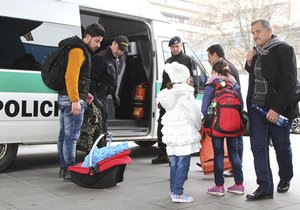 Iráčtí uprchlíci chtěli do Německa, ale chytili je u hranic. Přenocovali v Ústí v hotelu a odvezli je na služebnu.