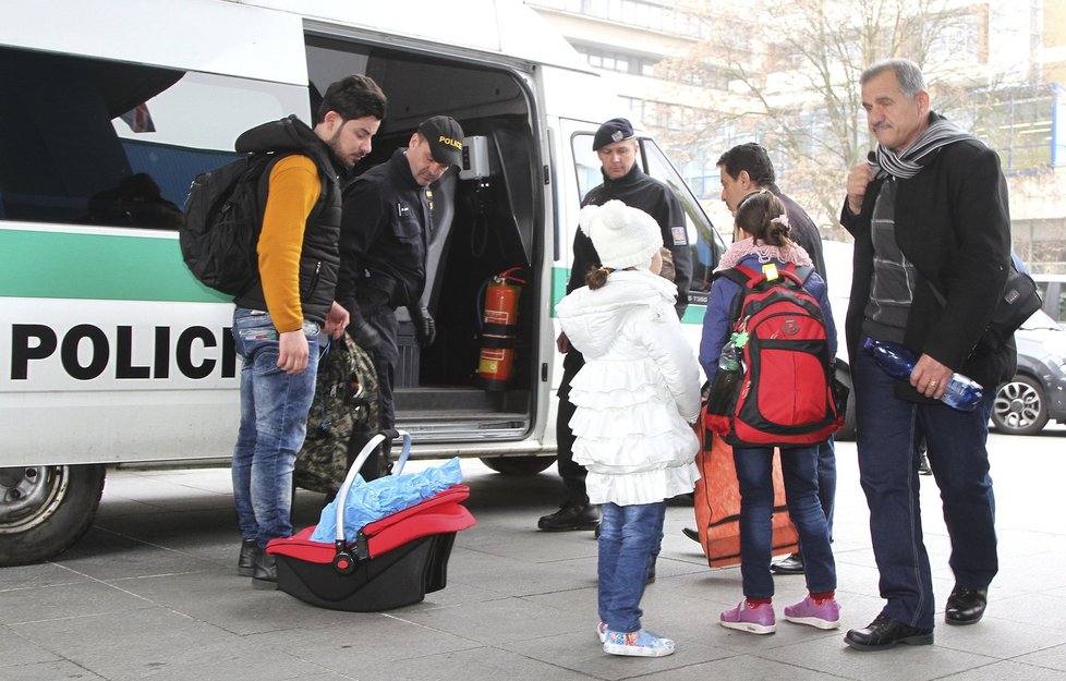 Iráčtí uprchlíci chtěli do Německa, ale chytili je u hranic. Přenocovali v Ústí v hotelu a odvezli je na služebnu.