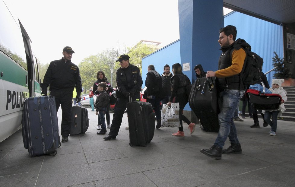 Češi mnoho zkušeností s uprchlíky nemají. Tihle iráčtí uprchlíci chtěli do Německa, chytili je u českých hranic.