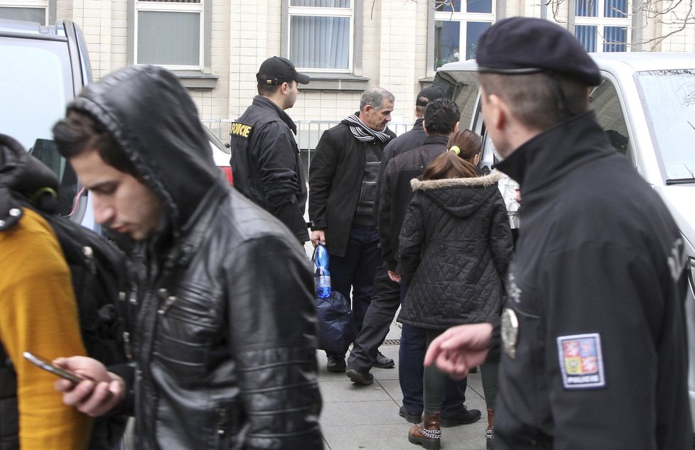 Iráčtí uprchlíci chtěli do Německa, ale chytili je u hranic. Přenocovali v Ústí v hotelu a odvezli je na služebnu.