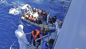 Jedna ze záchranných akcí u italských břehů: Na Sicílii mířila loď s migranty z Afriky