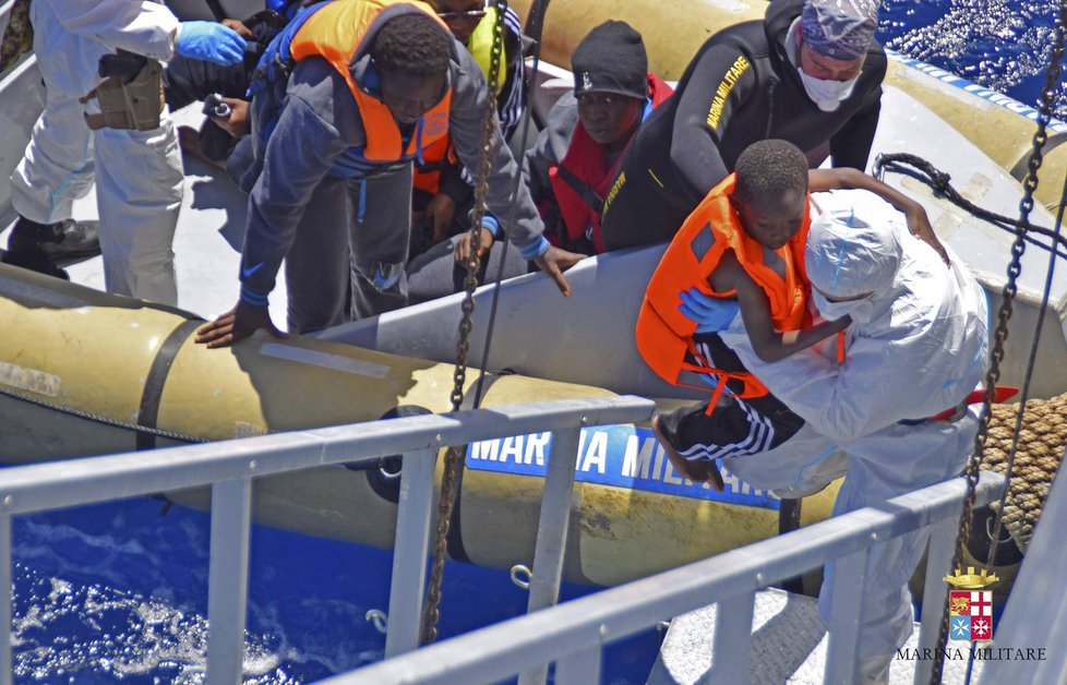 Záchranná akce u italských břehů: Na Sicílii mířila loď s migranty z Afriky.
