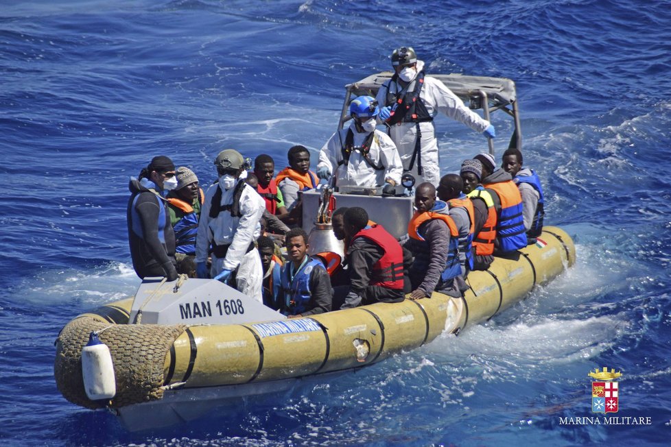 Záchranná akce u italských břehů: Na Sicílii mířila loď s migranty z Afriky.