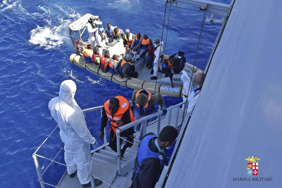 Záchranná akce u italských břehů: Na Sicílii mířila loď s migranty z Afriky.