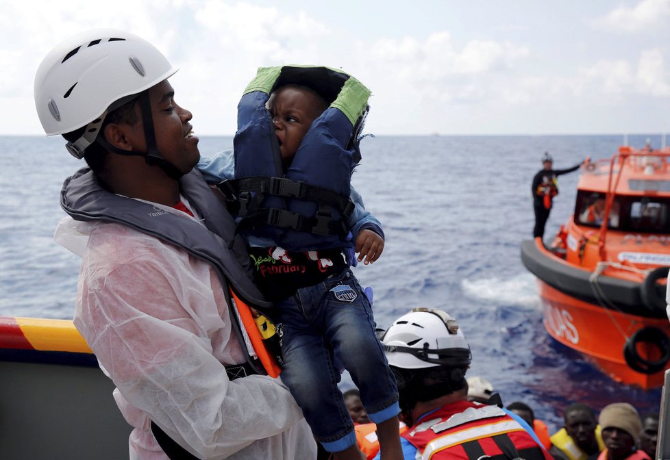 Itálie pod migračním tlakem: Ve Středozemním moři pomáhá tisícovkám migrantů.
