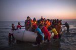 Uprchlíci, kteří dorazili z Turecka k řeckým břehům