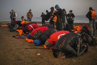 Proud migrantů do Evropy neustává: Přichází jich 10x víc než loni