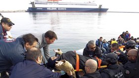 Uprchlíci, kteří dorazili z Turecka k řeckým břehům.