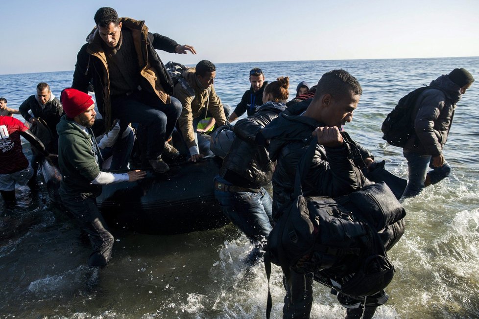 Uprchlíci, kteří dorazili z Turecka k řeckým břehům