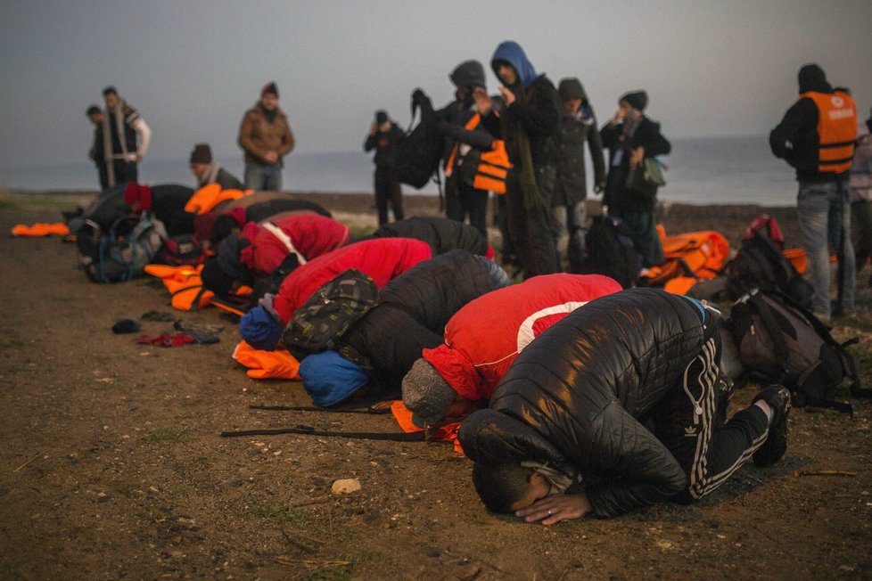 Uprchlíci, kteří dorazili z Turecka k řeckým břehům.