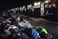 Zástupy uprchlíků u rakouských hranic nemají konce, za noc přišlo 2500 lidí