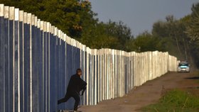 Uprchlík překonal maďarský plot na srbské hranici a utíká