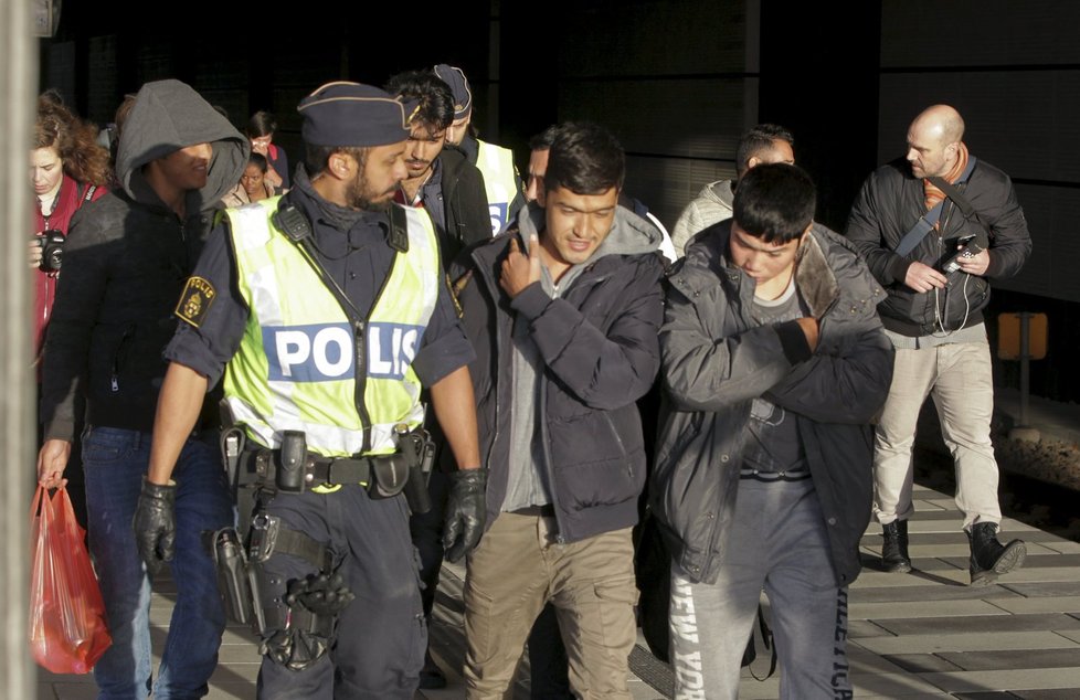 Uprchlíci opouštějí Švédsko: Na cestu dostanou 214 tisíc.