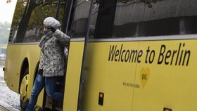 Příjezd uprchlíků speciálním autobusem do Berlína