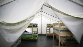 Provizorní uprchlický tábor v jednom z hangárů letiště Tempelhof v Berlíně