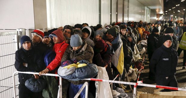 Do Česka míří 29 tisíc uprchlíků, hrozí „tajemný“ mail. Vnitro si klepe na čelo