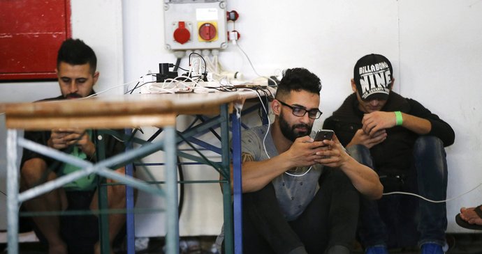 Uprchlíci v Berlíně: Mobil jako důležitý komunikační prostředek