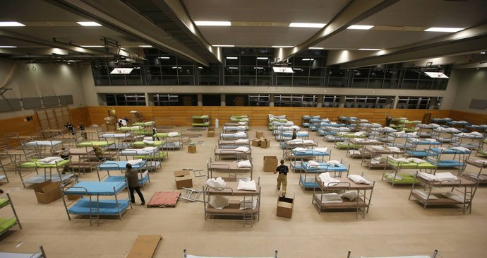 Přeměna sportovní haly v Hohenschoenhausenu na provizorní uprchlický tábor
