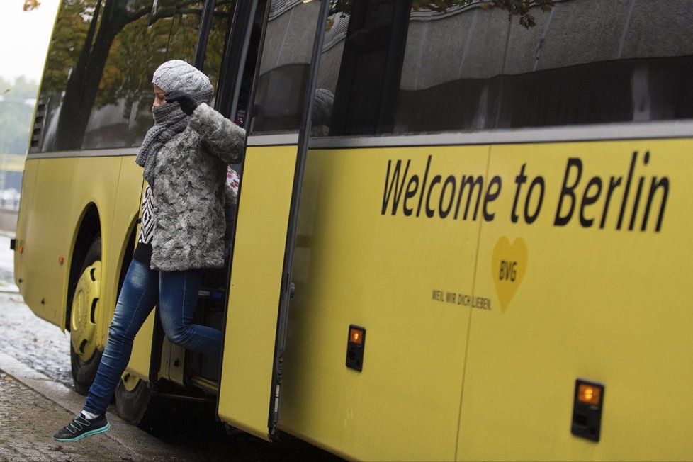 Příjezd uprchlíků speciálním autobusem do Berlína
