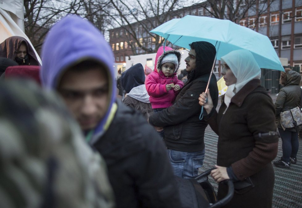 Němci začali uprchlíkům zabavovat cennosti, chtějí omezit příliv běženců do země.